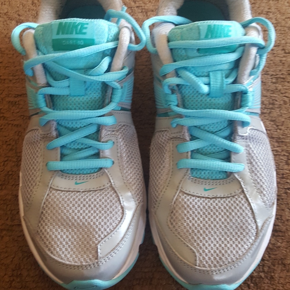 Tennis shoes